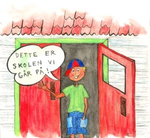 Marius i døra til skolen de går på.